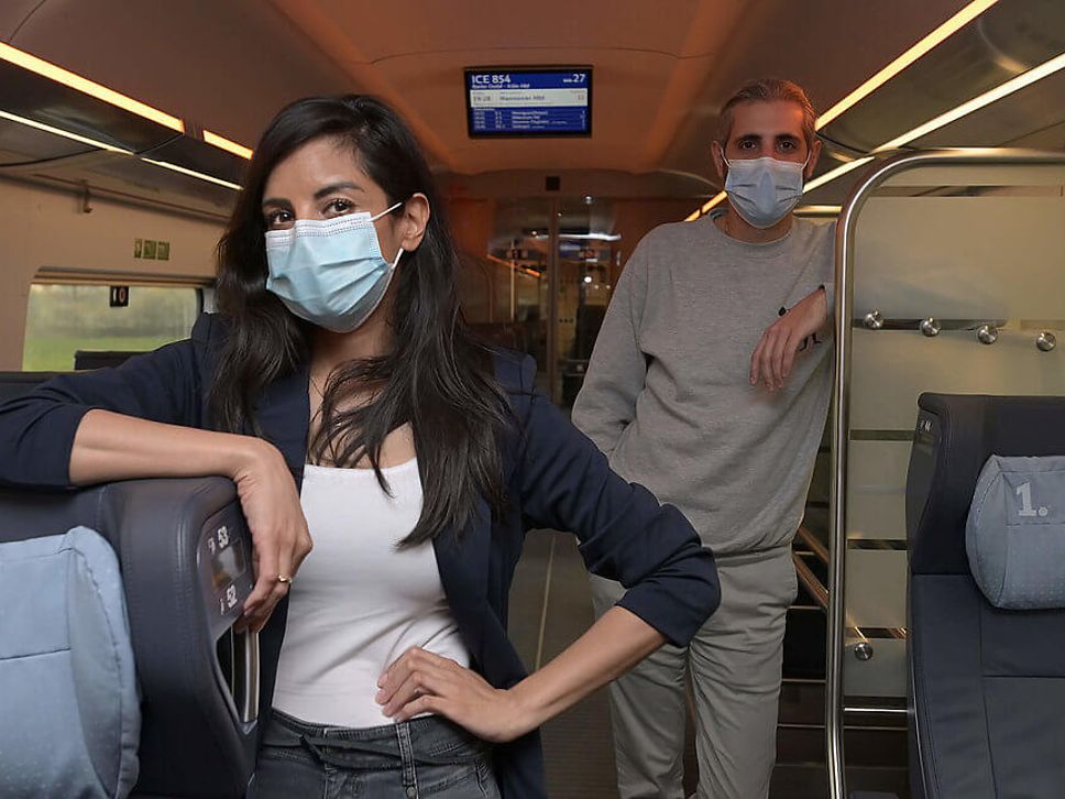 Collien Ulmen-Fernandes und Michel Abdollahi im Zug