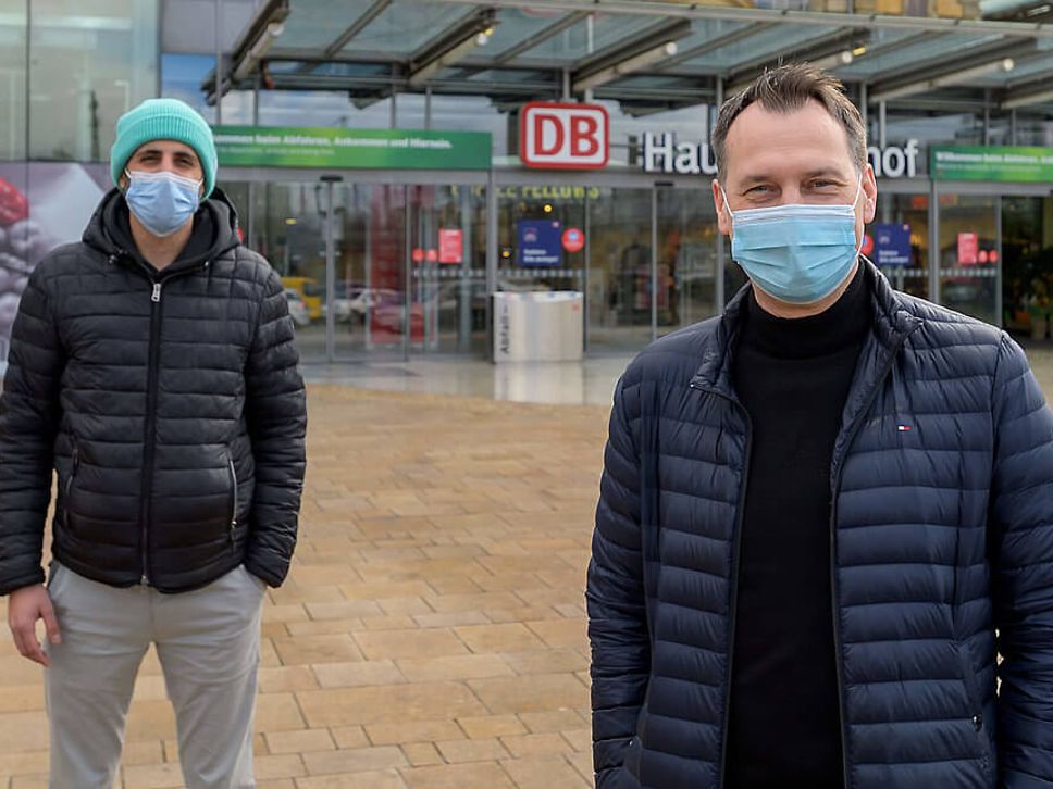 Michel Abdollahi und Sebastian Fitzek vor dem Bahnhof