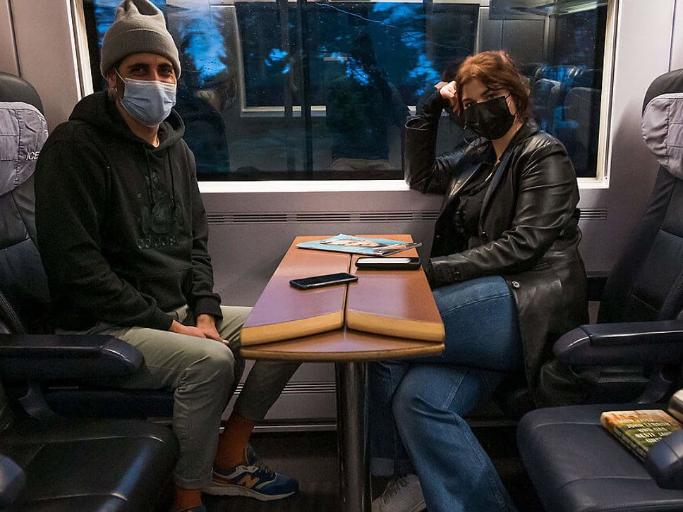 Michel Abdollahi und Sophie Passmann im ICE