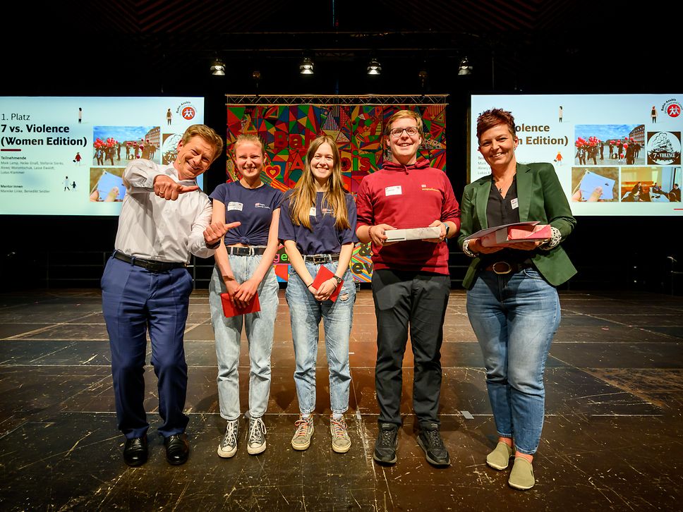 Dr. Richard Lutz gemeinsam mit dem Gewinnerteam 7 vs. Violence