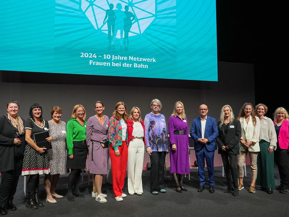 Menschen auf dem Podium
