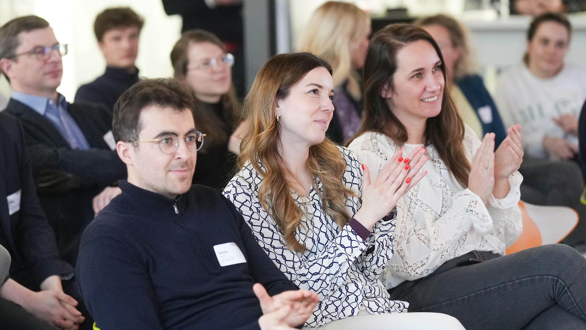 Menschen im Publikum applaudieren
