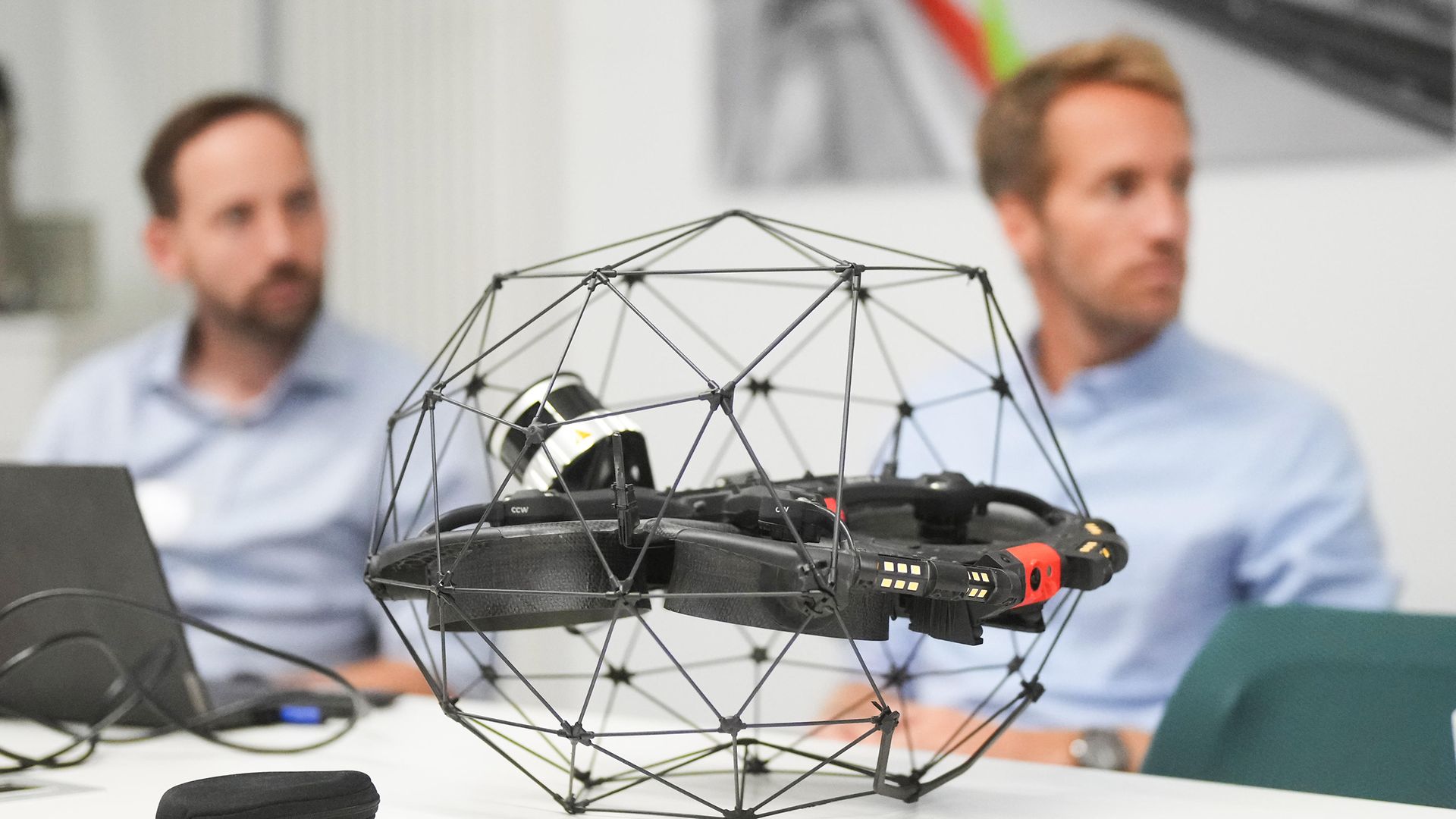 zwei Männer sitzen vor einem Modell