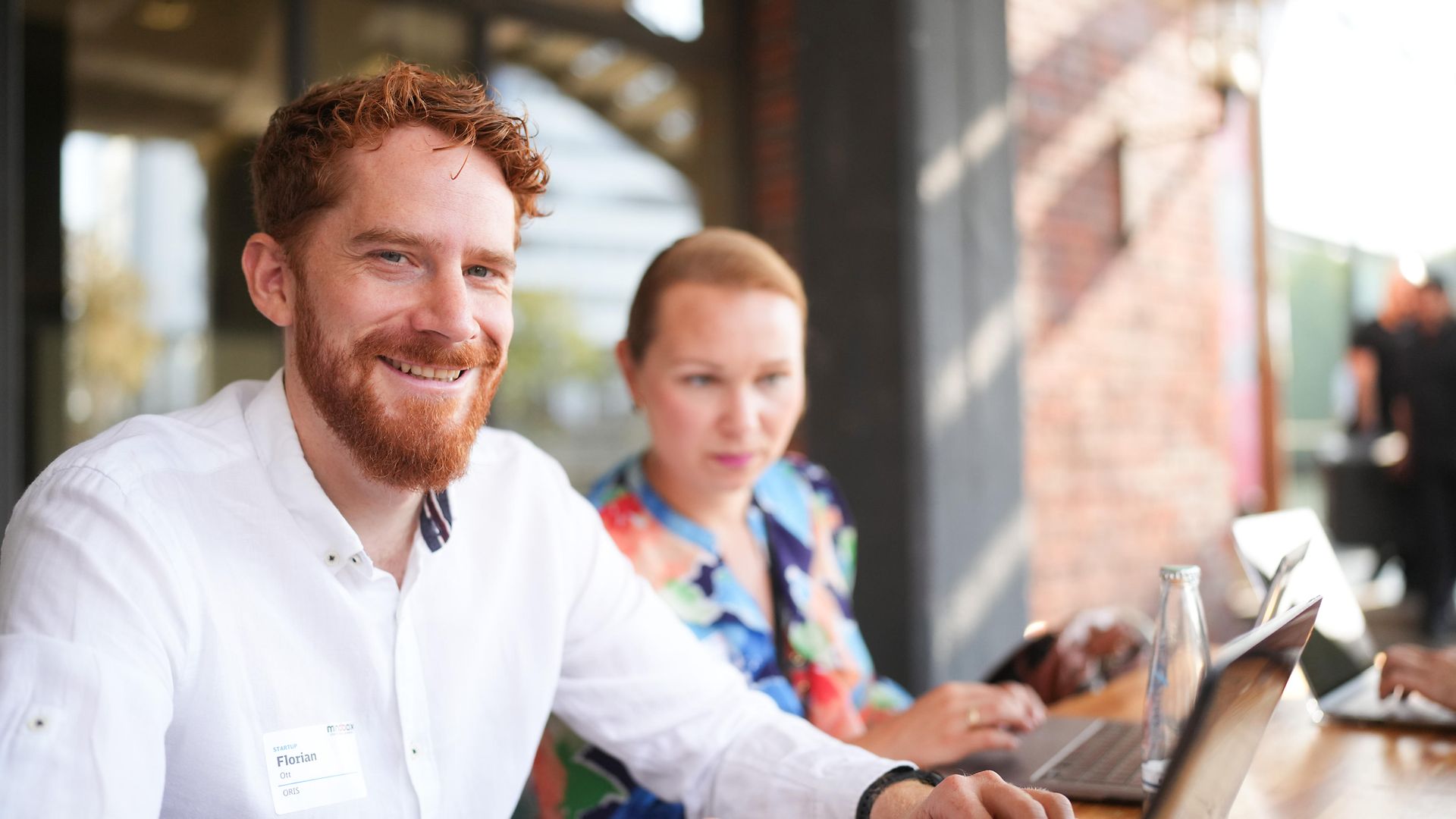 Menschen sitzen am Laptop