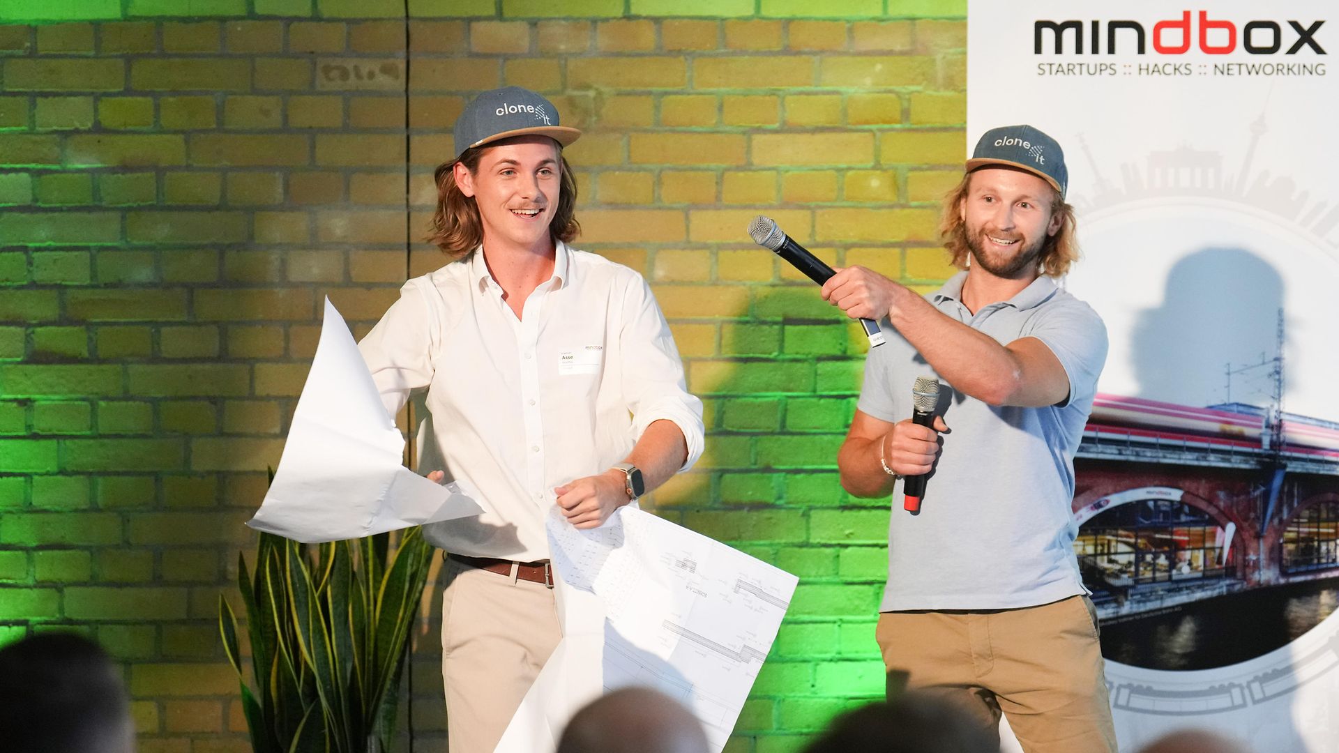 zwei Männer vom Startup Clone:it auf dem Podium