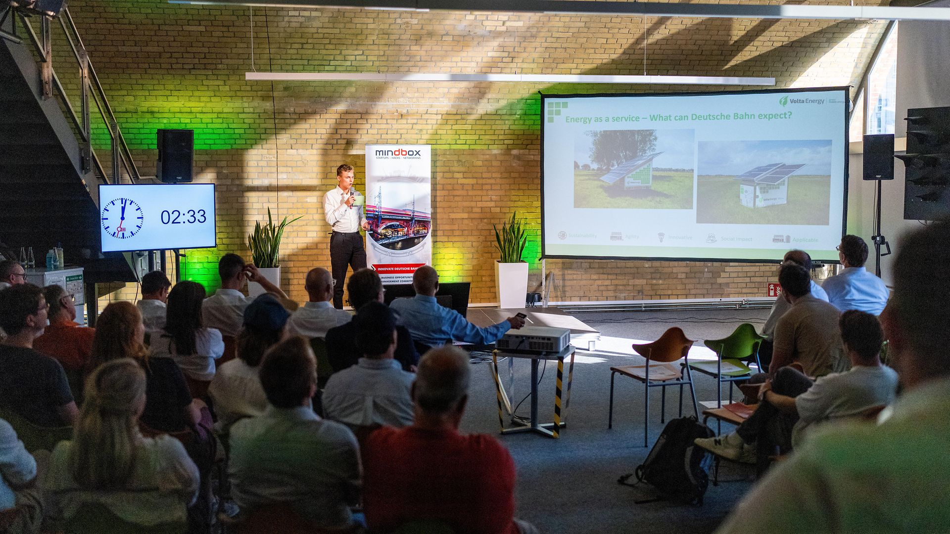 ein Mann präsentiert etwas auf dem Podium