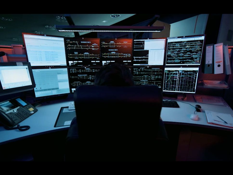 Blick auf Monitore im ESTW