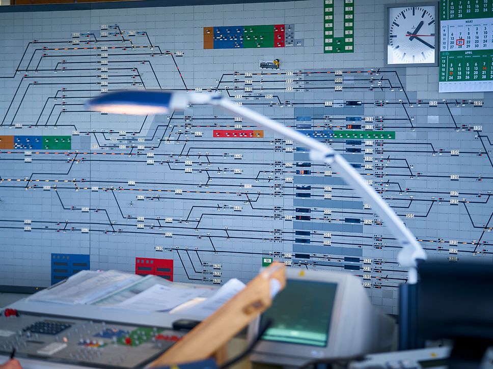 Blick auf Signaltafel im Relaisstellwerk