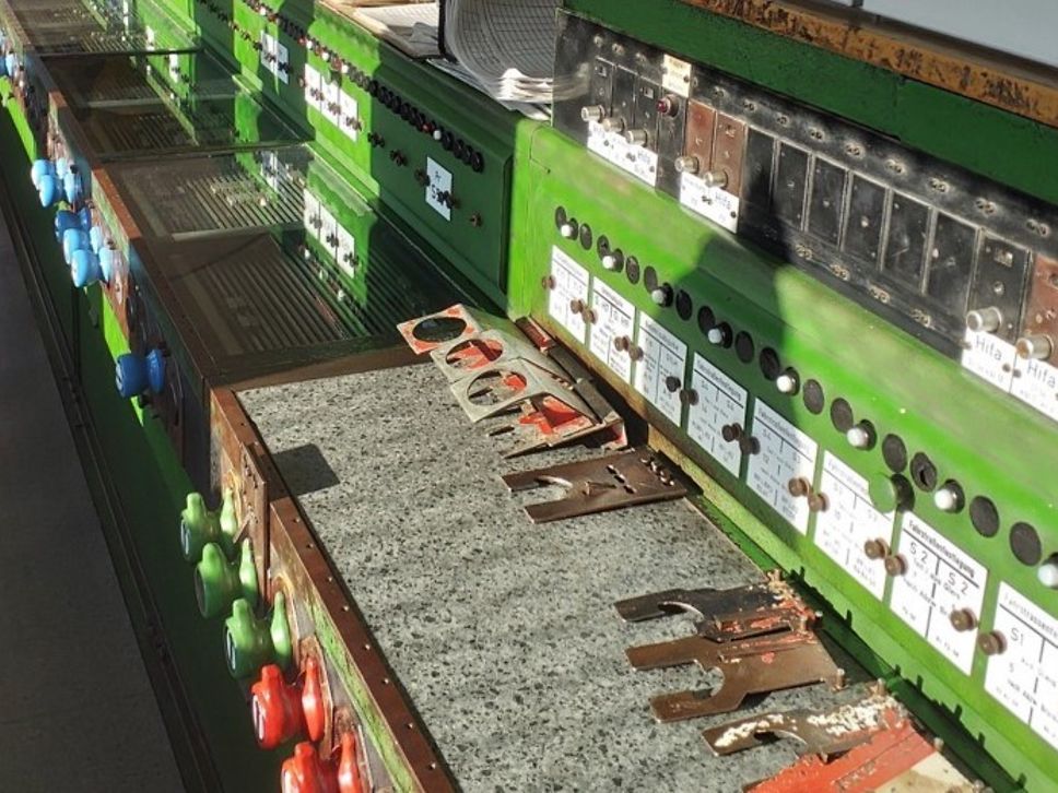 Blick auf die Schaltanlage im elektronischen Stellwerk