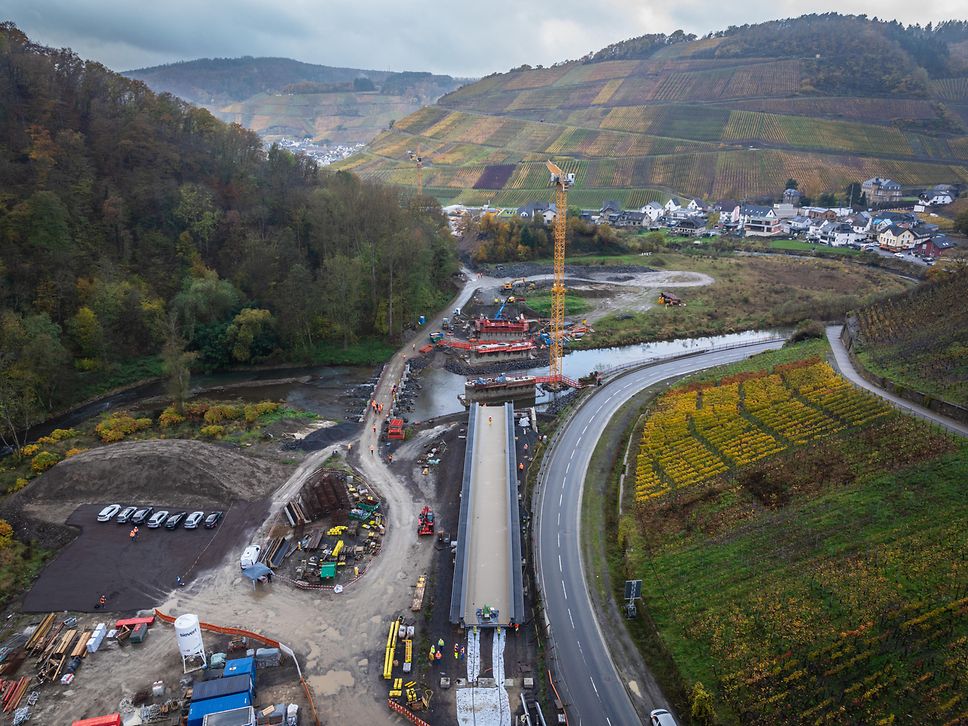 Der Verschub der Brücke über die Ahr hat begonnen.