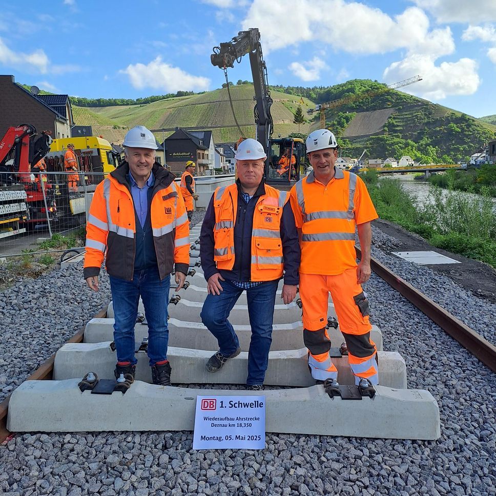 DB Mitarbeiter beim Verlegen der 1. Schwelle für den Wiederaufbau der Ahrstrecke