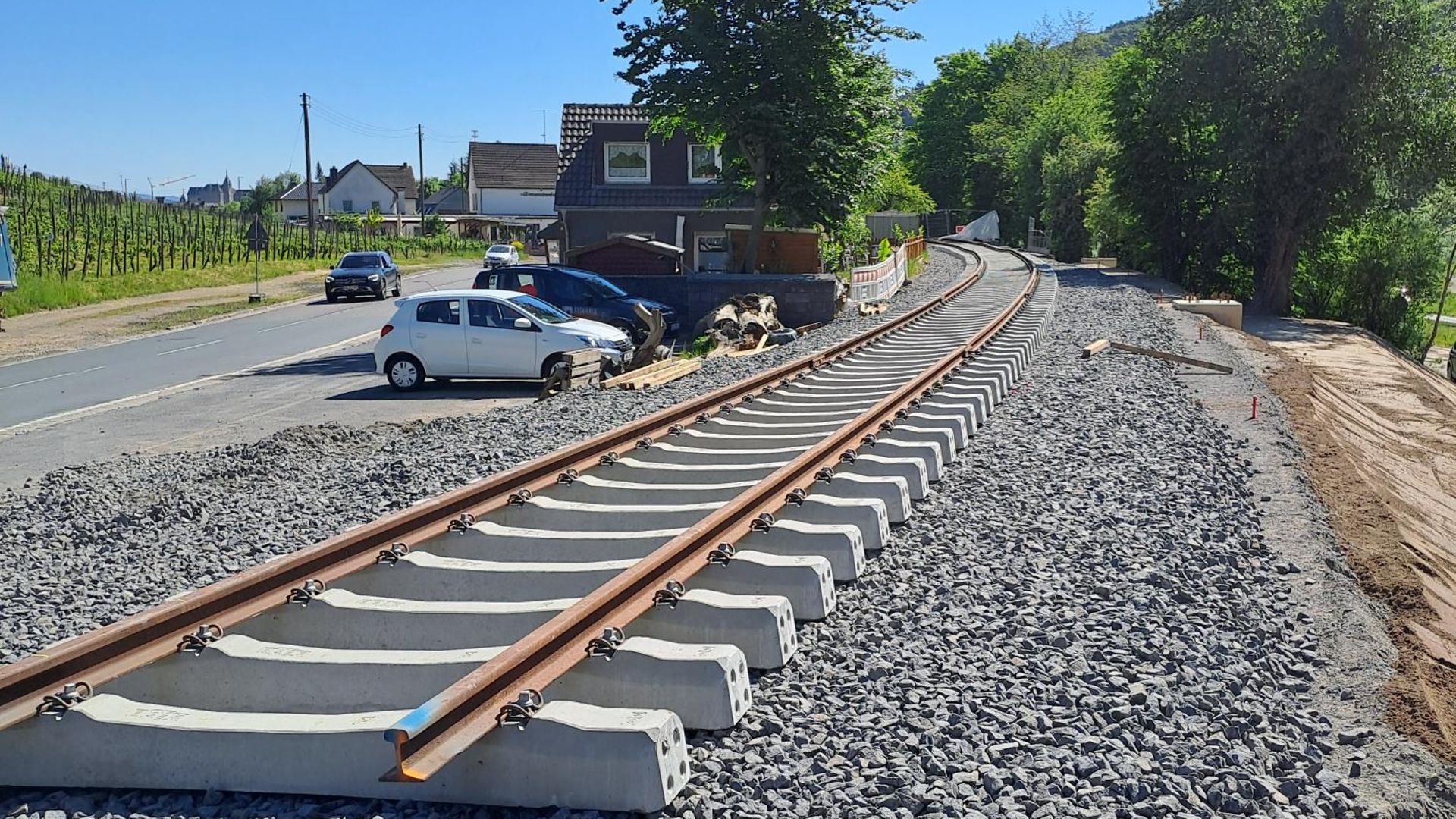 Neu verlegte Gleise in Walporzheim