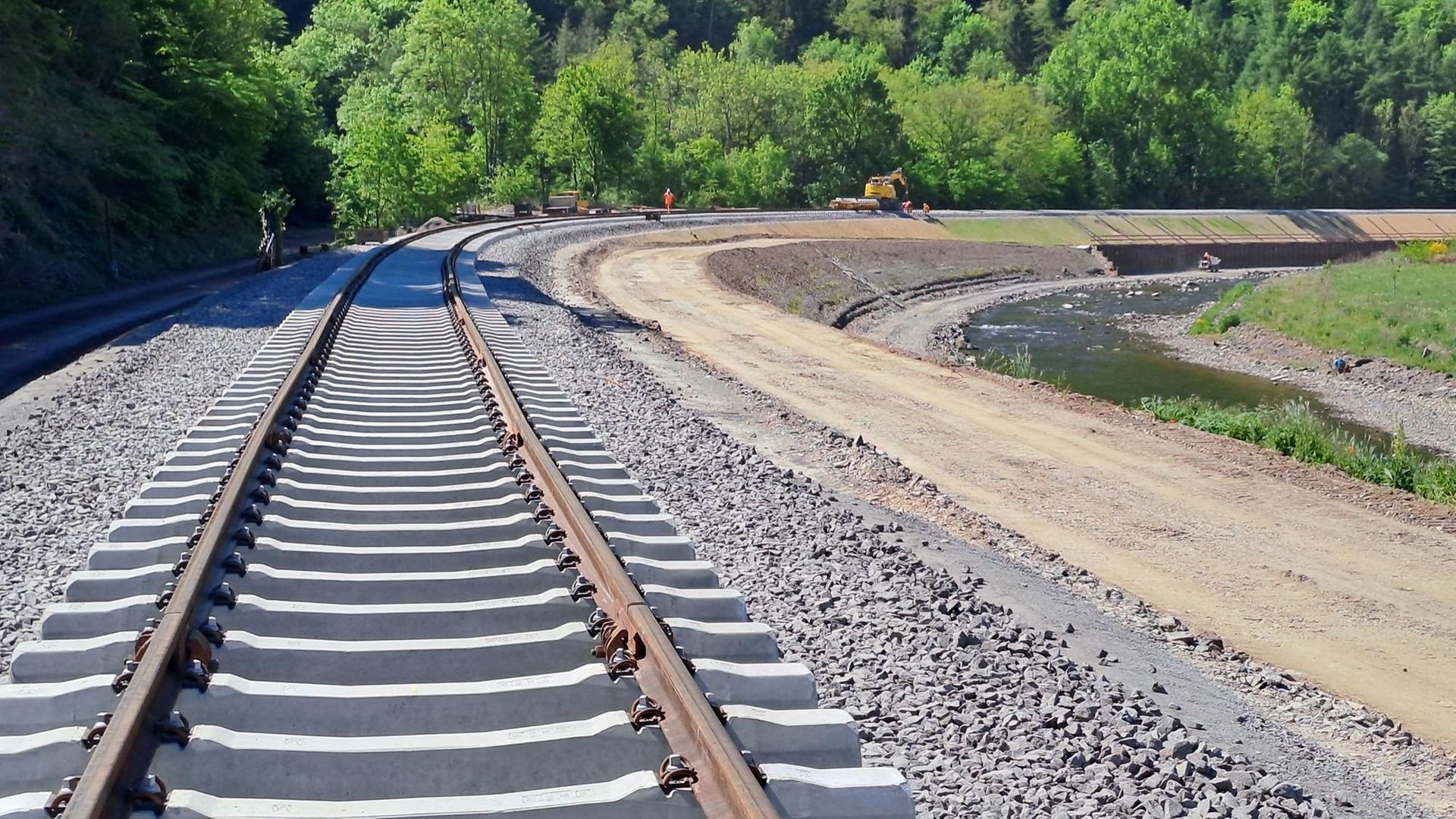 Neue Gleise in der Laacher Schleife bei Mayschoß
