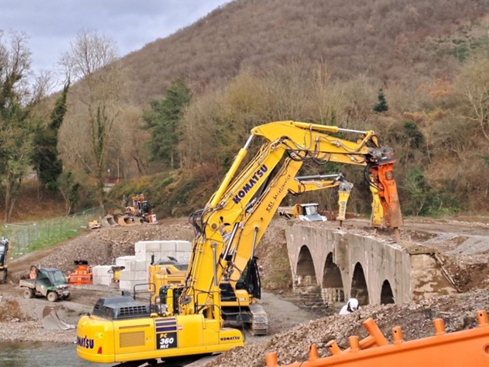 Abrissbagger im Einsatz an der alten Eisenbahnbrücke "Pützfeld" 