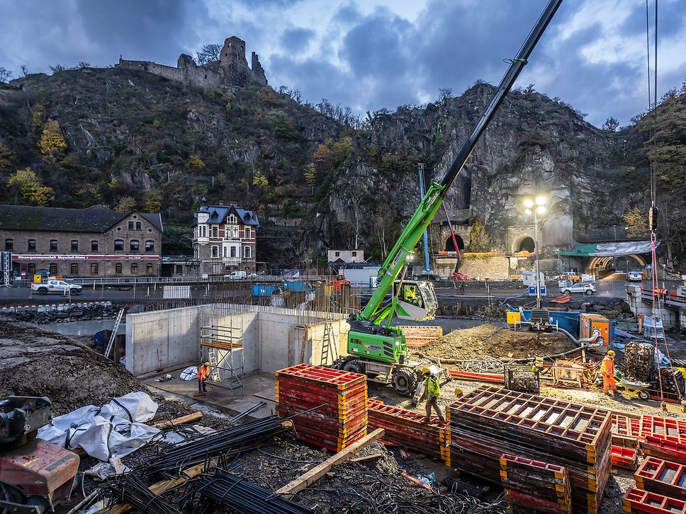Bauarbeiten mit Kran am Engelsley-Tunnel