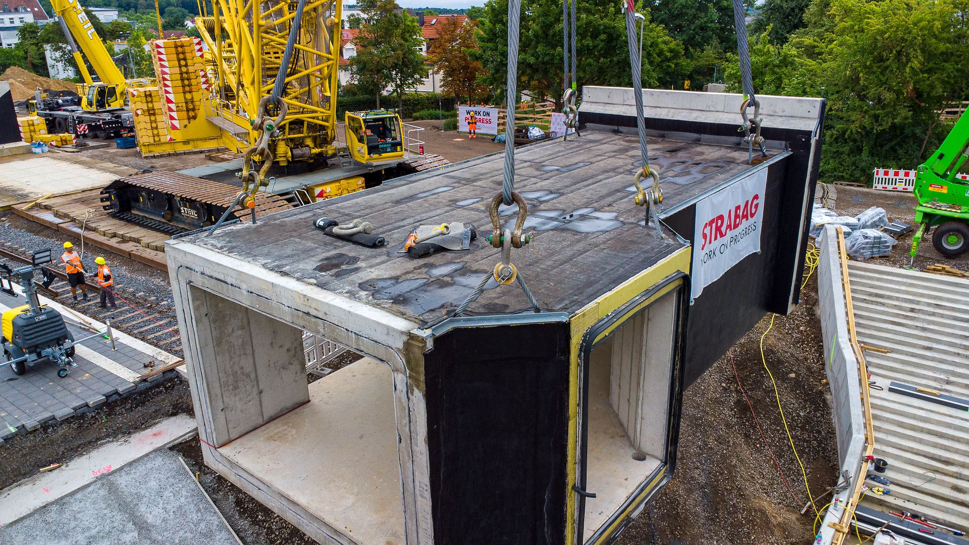 Einheben der Personenunterführung mit Kran an der Verkehrsstation Friedrichsdorf am 21. Juli 2025