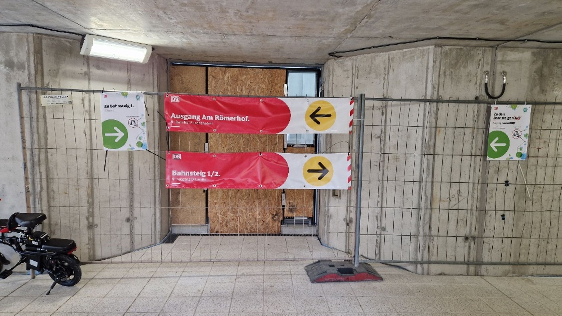 Hinweisschilder in der wiedereröffneten Personenunterführung