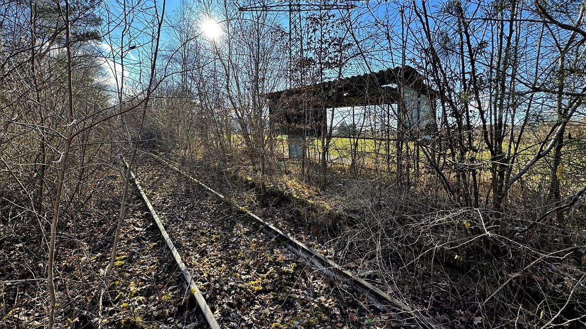 Gleise und ehemaliger Haltepunkt auf der alten Bahnstrecke 