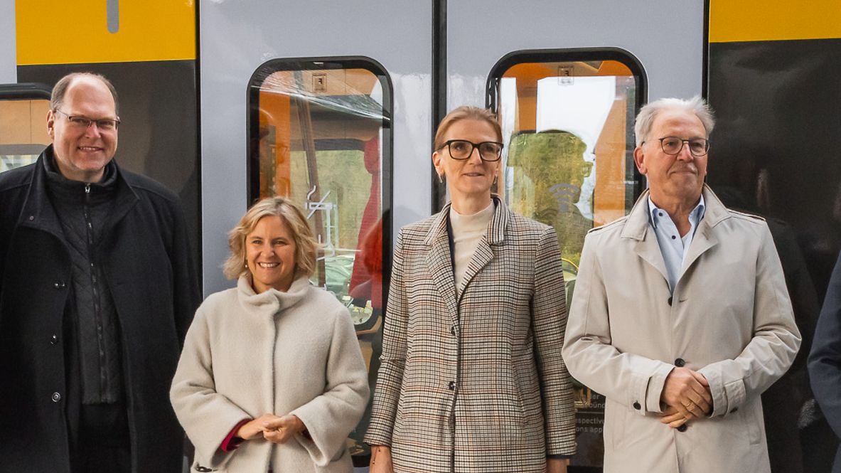 Gruppenfoto zur Pressefahrt im Probebetrieb der Neufahrzeuge vom Typ Stadler FLIRT 3 XL MoselLux