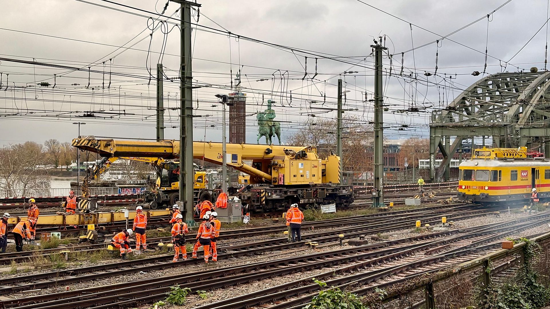 Arbeiten am Oberbau mit Kran