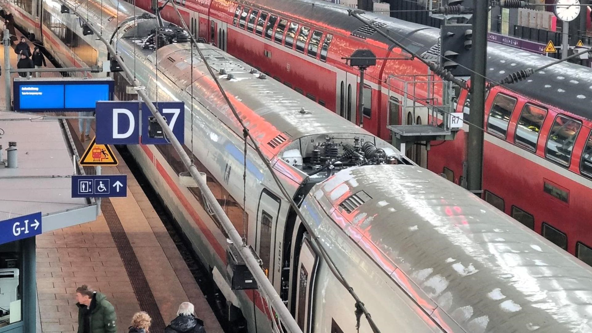 Ein ICE als Aufenthaltszug im Hamburger Hbf