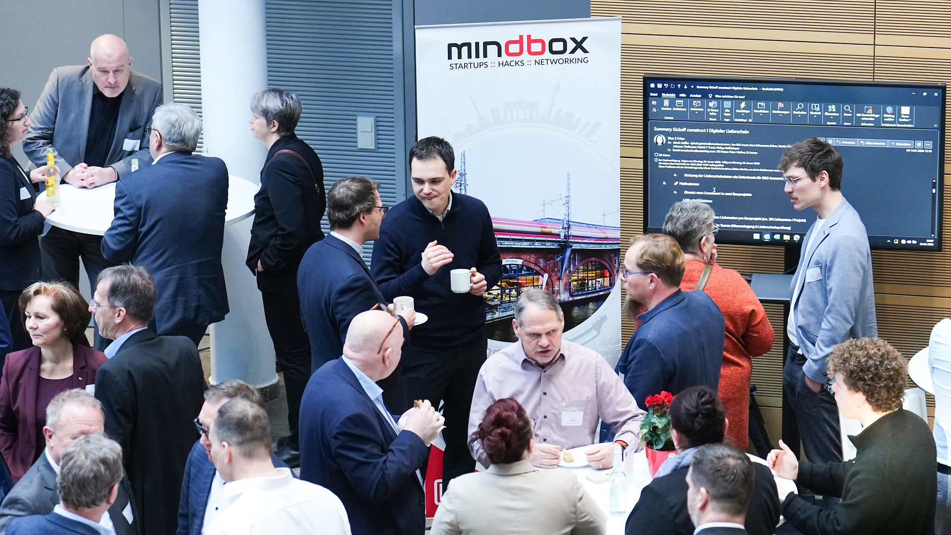 Leute an den Marktständen