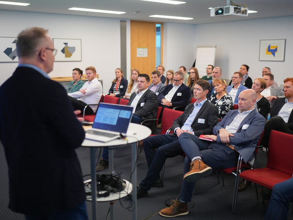 Redner vor einem Fachforumpublikum