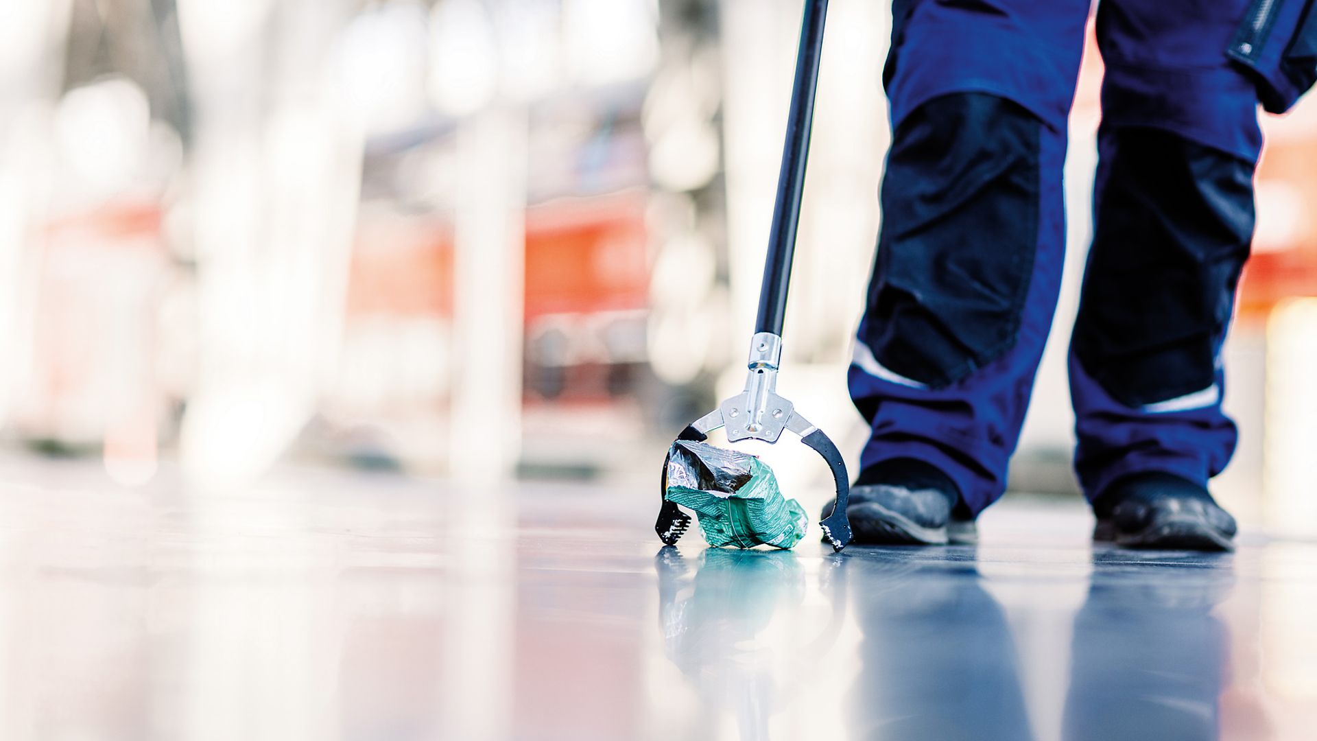 Müll wird mit einem Greifer aufgehoben