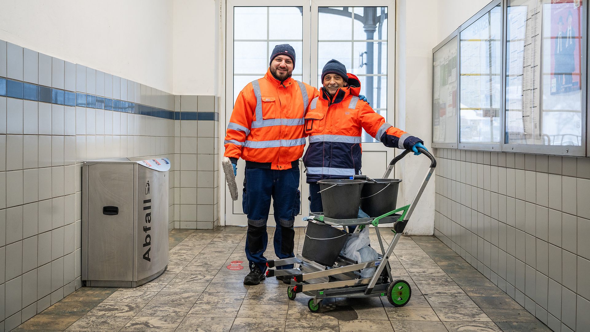 Reinigungskräfte am Bahnhof
