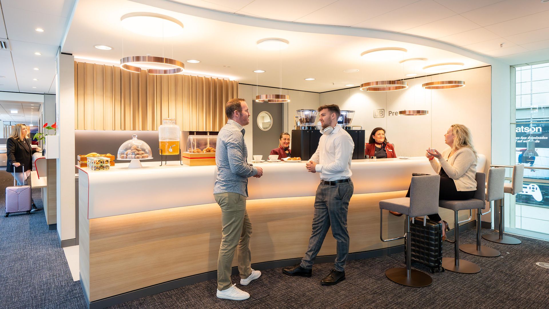 4 Personen im Tresen in der DB Lounge