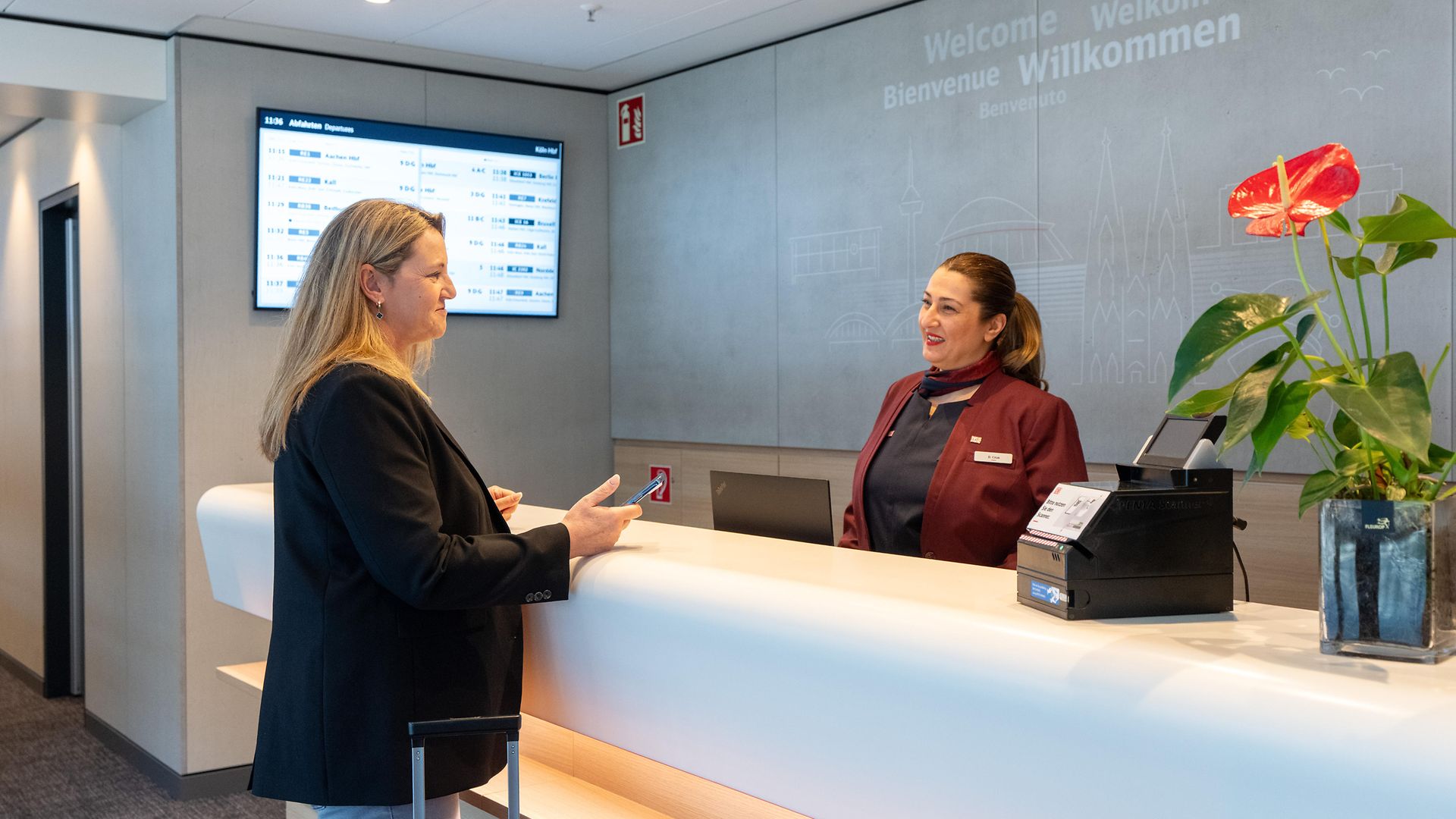 DB-Mitarbeiterin im Gespräch mit einer Kundin