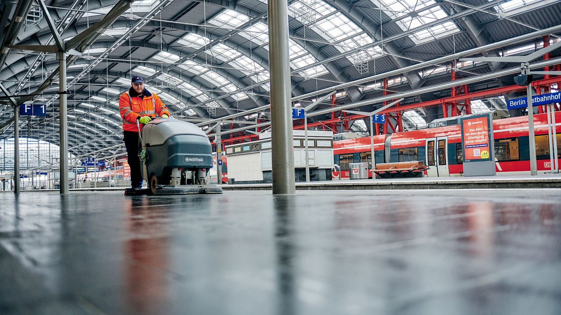 Reinigung im Bahnhof
