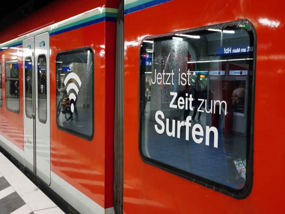 Regionalbahn mit WLAN-Symbol am Fenster