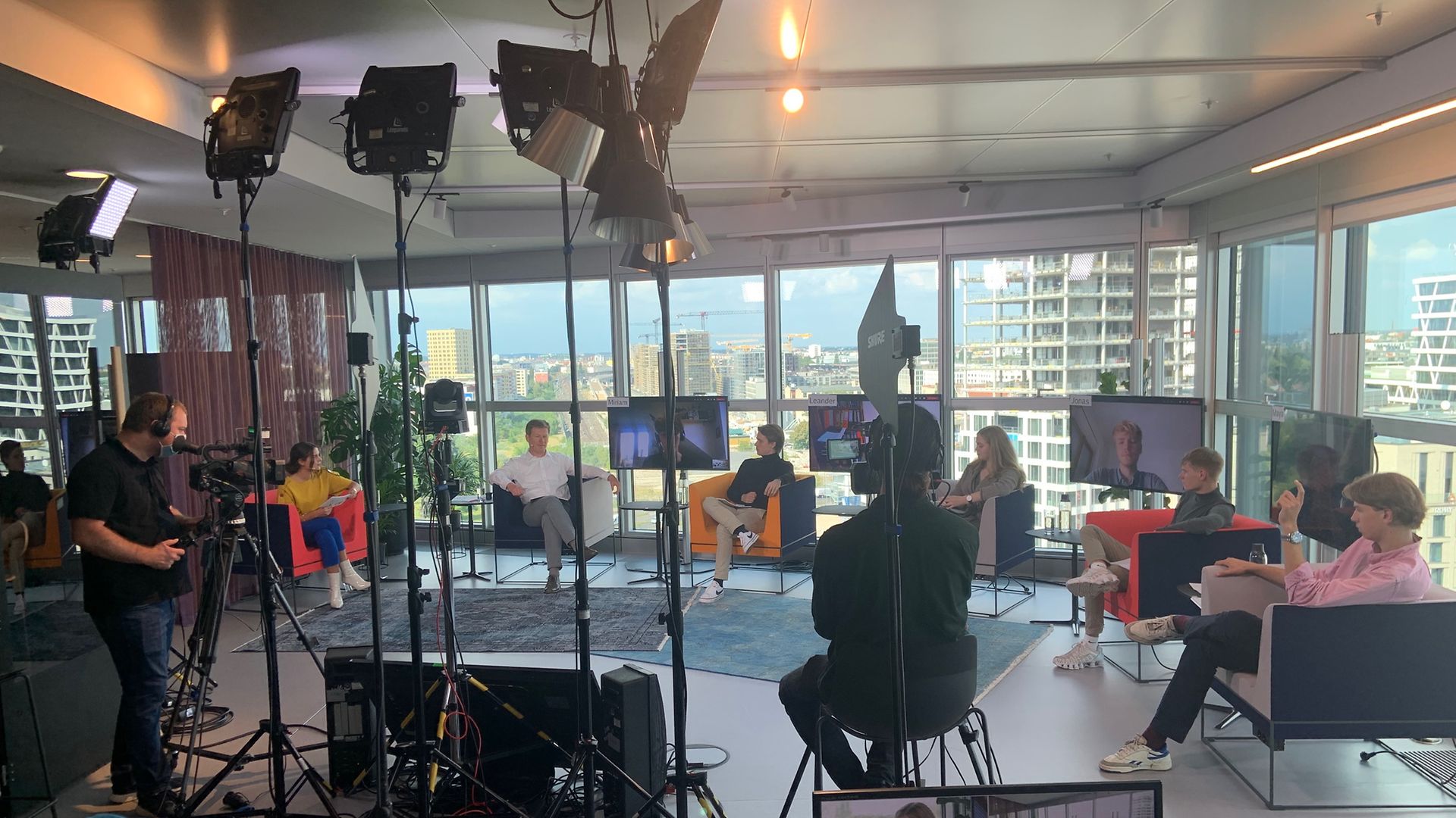 Dr. Richard Lutz im Stuhlkreis mit Schüler:innen