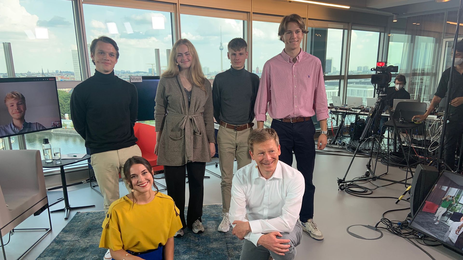 Gruppenbild: Dr. Richard Lutz, Moderatorin und Schüler