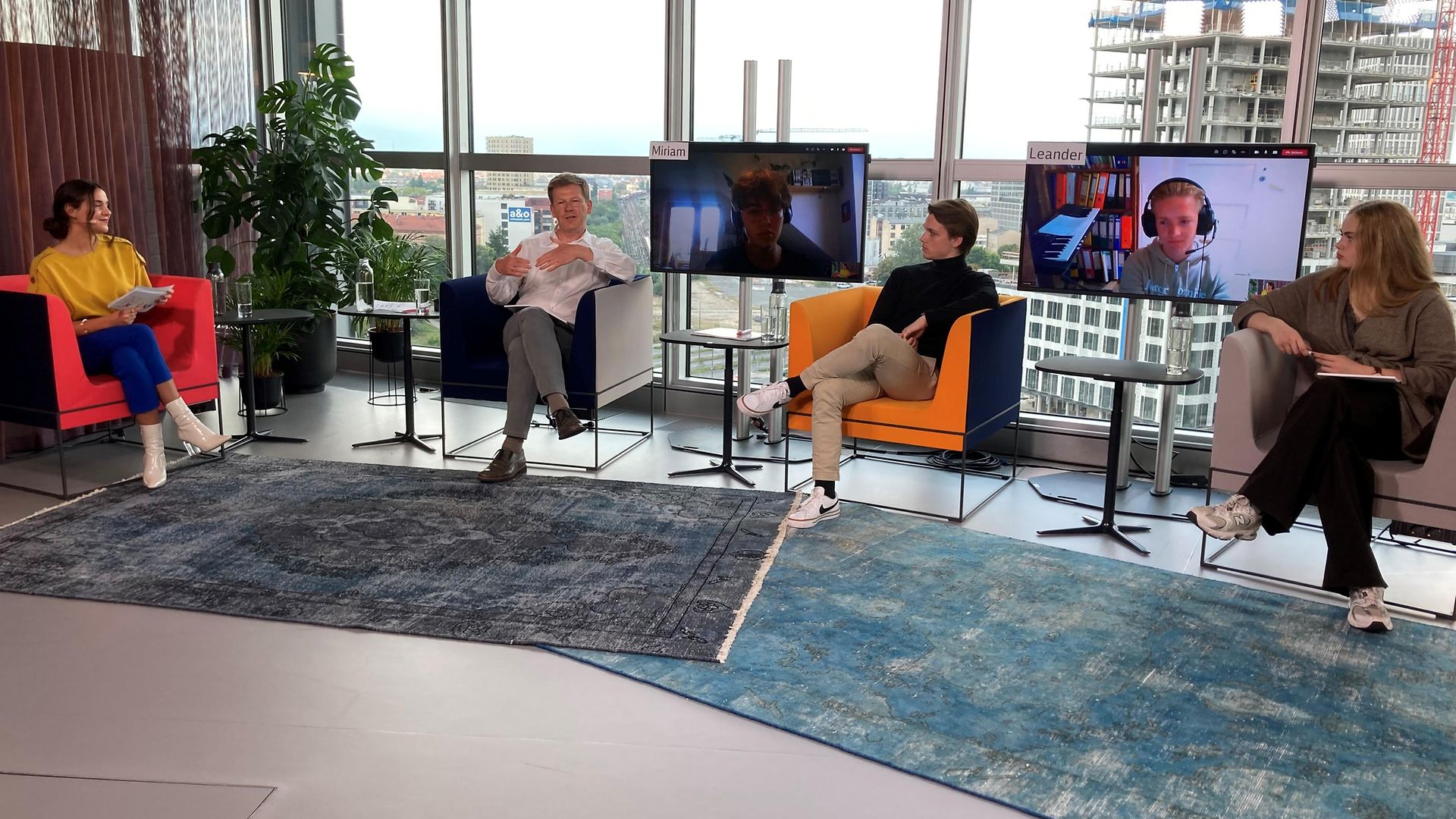 Dr. Richard Lutz wird von den Schülern interviewt