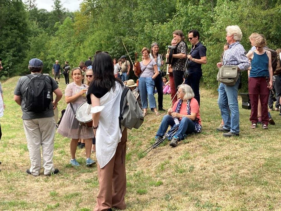 Menschen auf einer Wiese