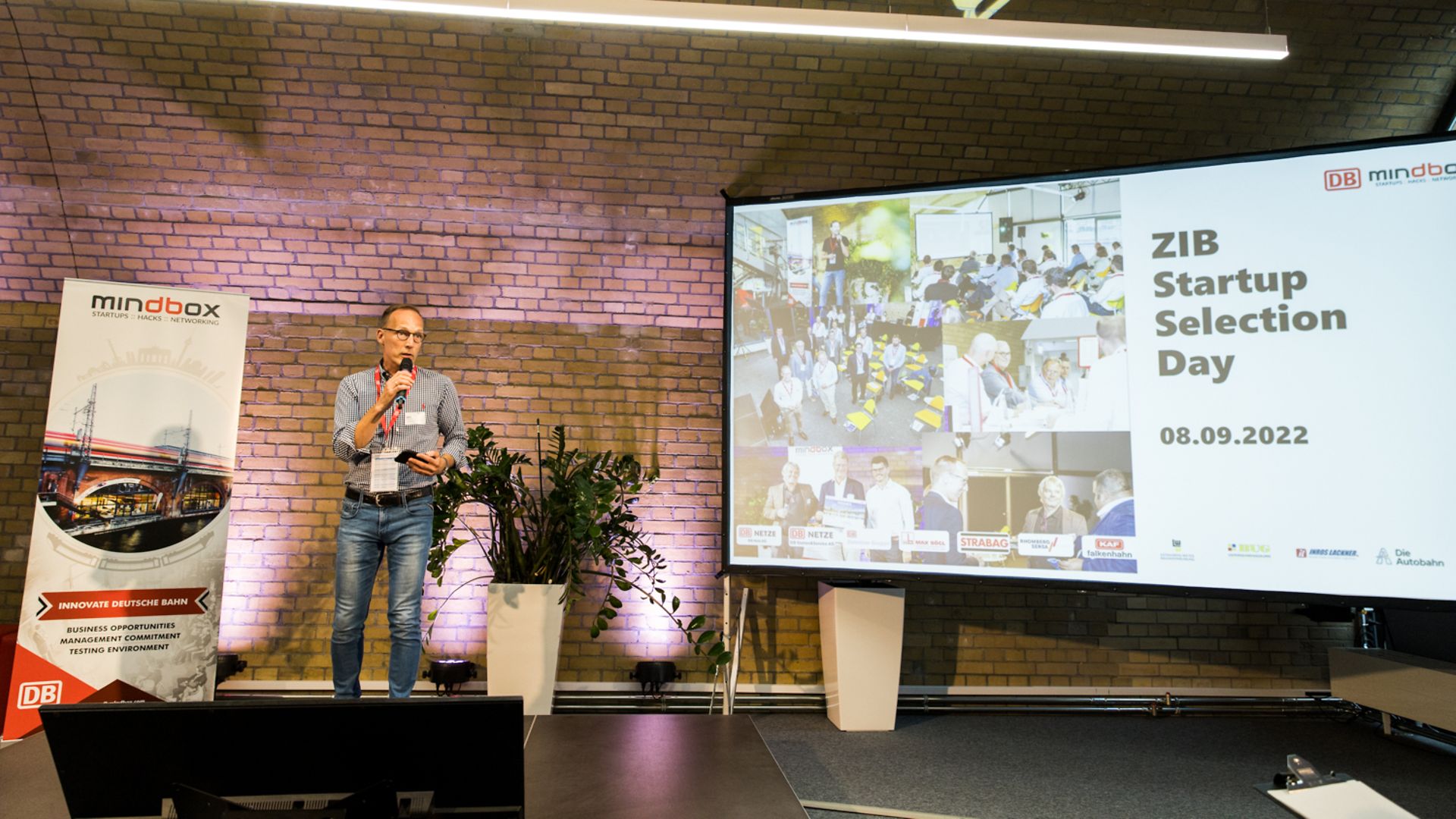 ein Mann hält auf einem Podium eine Rede