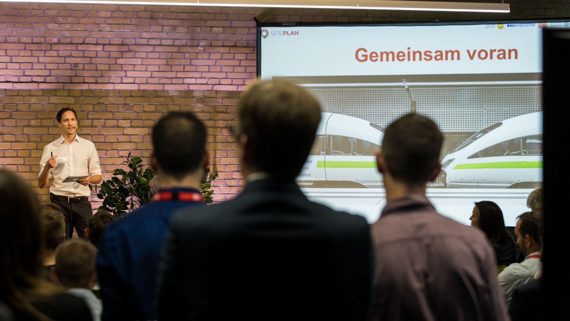 Publikum hört einem Vortrag zu