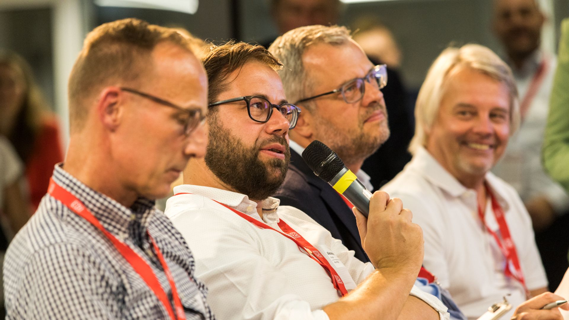 ein Mann aus dem Publikum stellt eine Frage