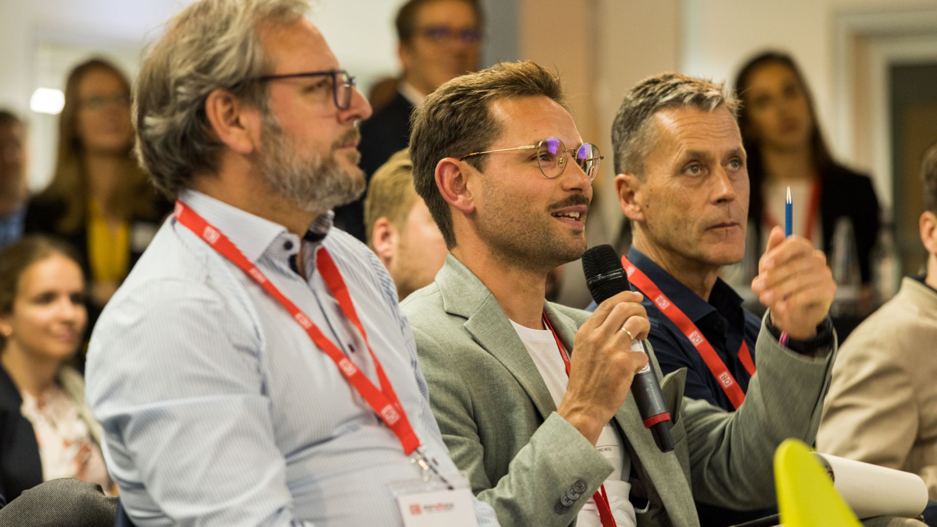 ein Mann aus dem Publikum stellt eine Frage