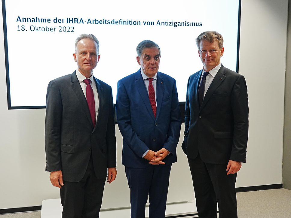 Dr. Robert Klinke, Romani Rose und Dr. Richard Lutz bei der Annahme-Pressekonferenz