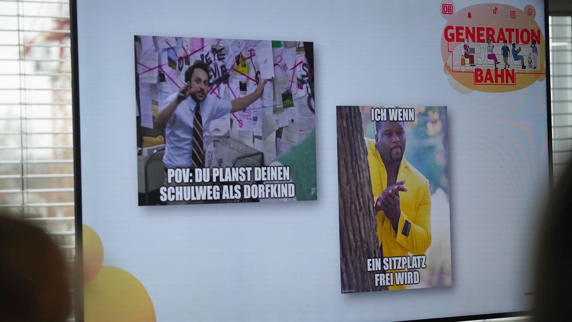 Memes werden auf einem Bildschirm gezeigt