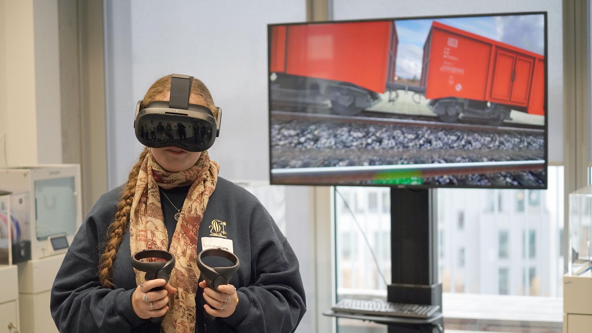 Schülerin mit einer VR-Brille