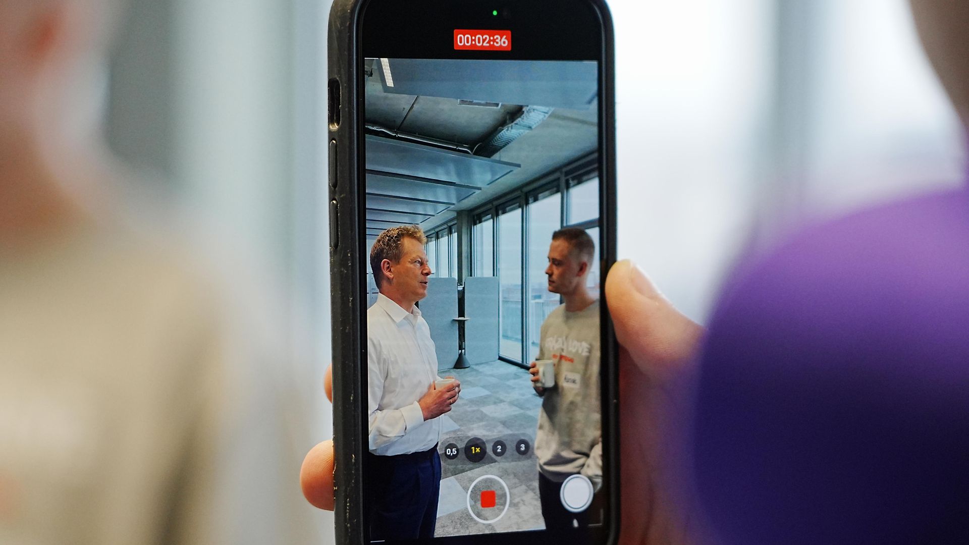 Schülerinterview mit Dr. Richard Lutz wird mit einem Handy gefilmt